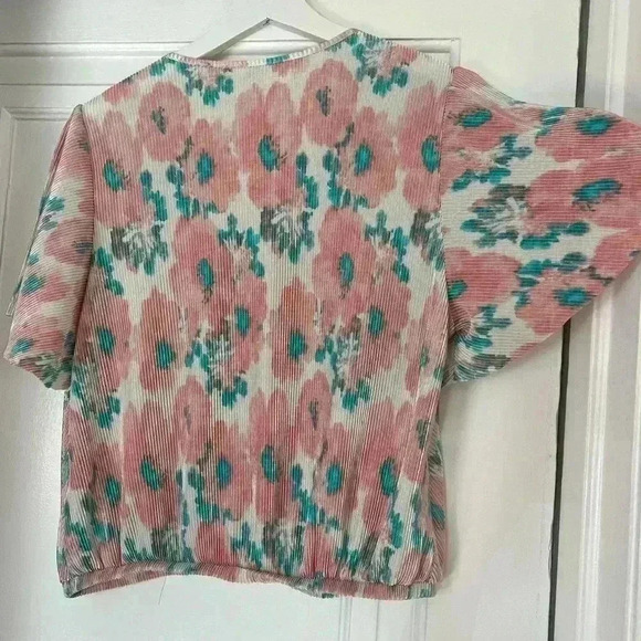 Pleated ASTR The Label Women's White and Pink Blouse - Picture 9 of 9